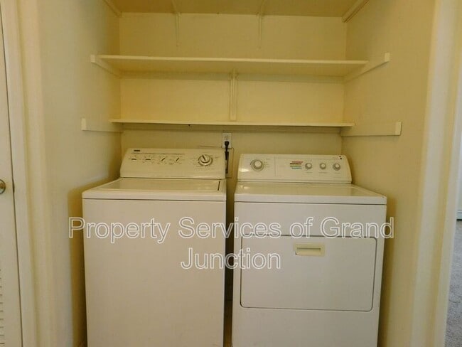 Building Photo - 393 Sunnyside Cir