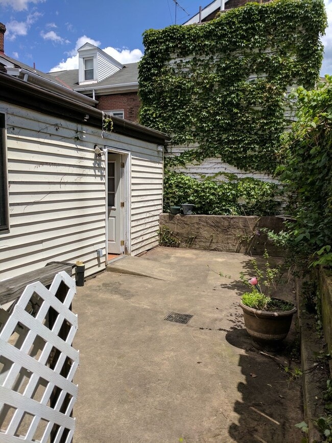 Building Photo - Renovated 4 bedroom House on the South Side Flats!!