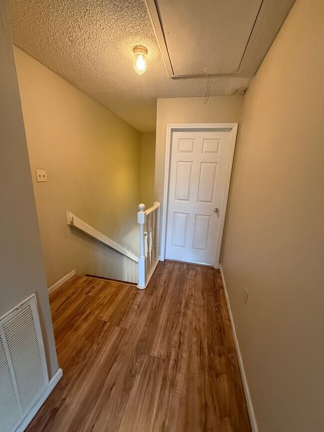 Building Photo - 1110-1112 Willow Creek Dr