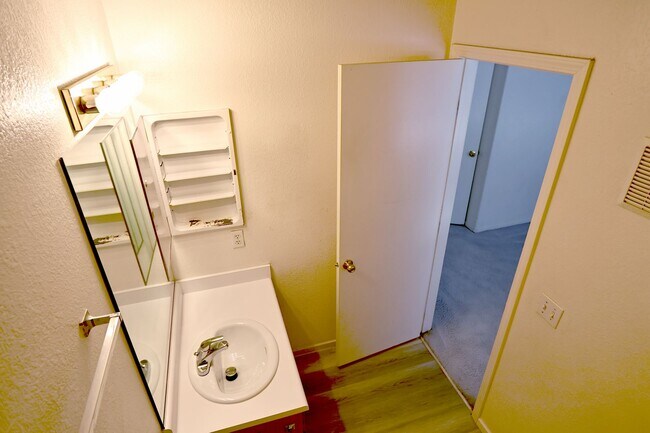 Building Photo - Summerlin area upper condo/vaulted ceilings/light and bright