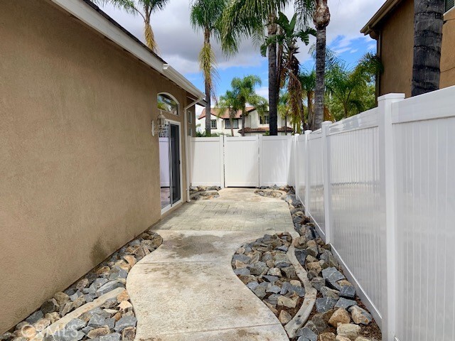 Building Photo - 558 Rembrandt Dr