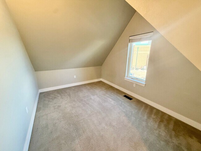 Building Photo - 614 Lesser Dr