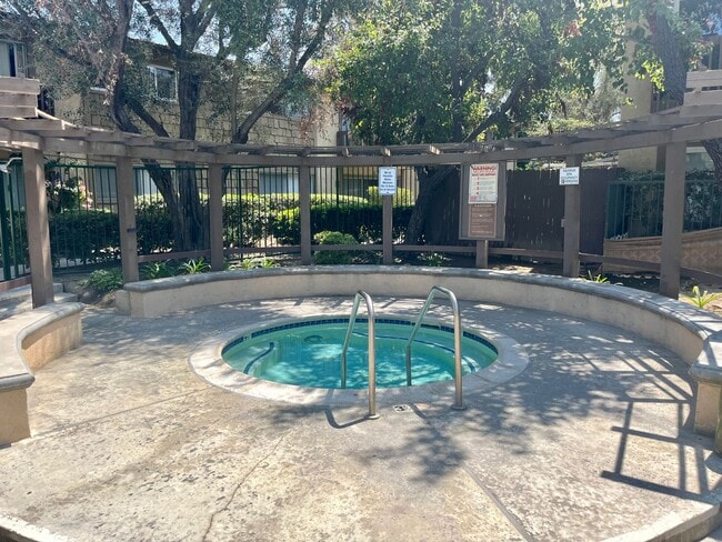 Building Photo - Spacious 1 Bedroom Condo in the Gated Park Bristol Community