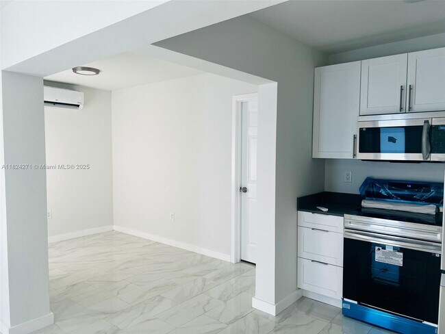 Building Photo - 228 SE 9th Ct