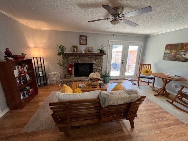 Building Photo - Brick Ranch Home in Pine Valley