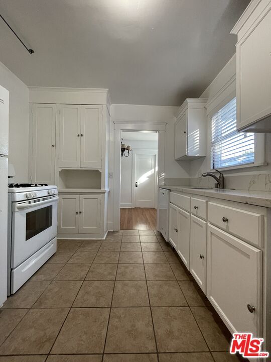 Building Photo - 1155 1/2 N Genesee Ave