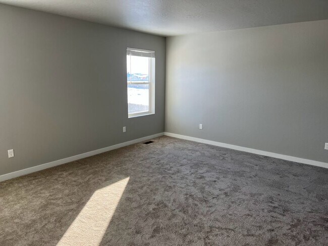 Building Photo - 4-bedroom dream home with a dedicated offi...