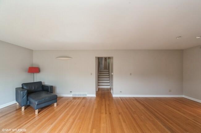 Building Photo - 565 Ridge Rd