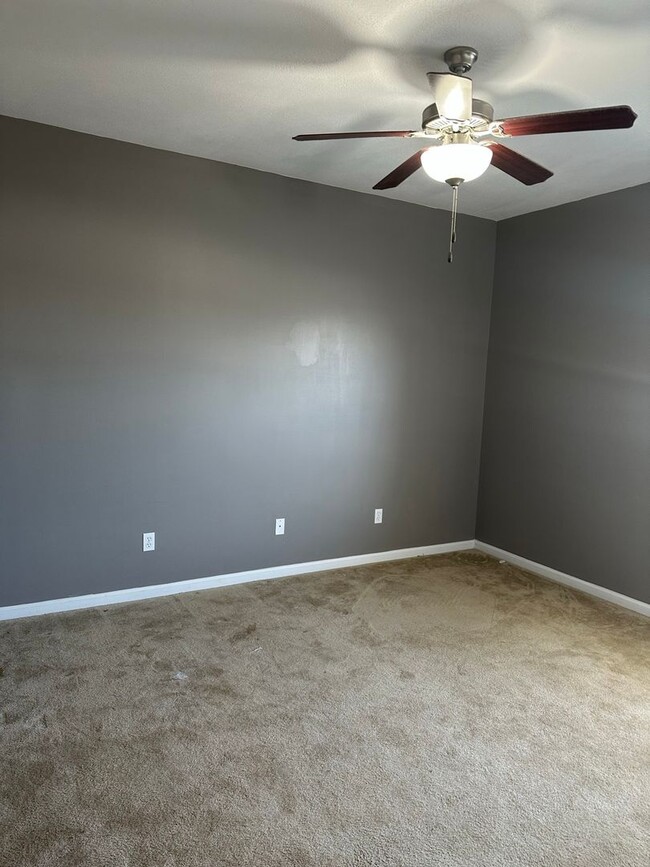 Building Photo - Wakefield Subdivision!  End Unit.