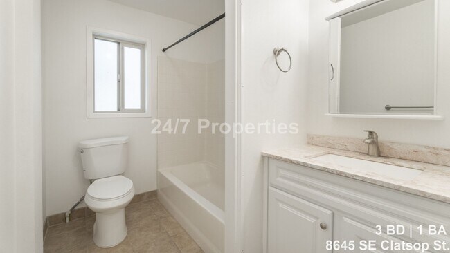 Building Photo - Bright 3BD I 1.5BA Home w/ Large Yard - SE Portland