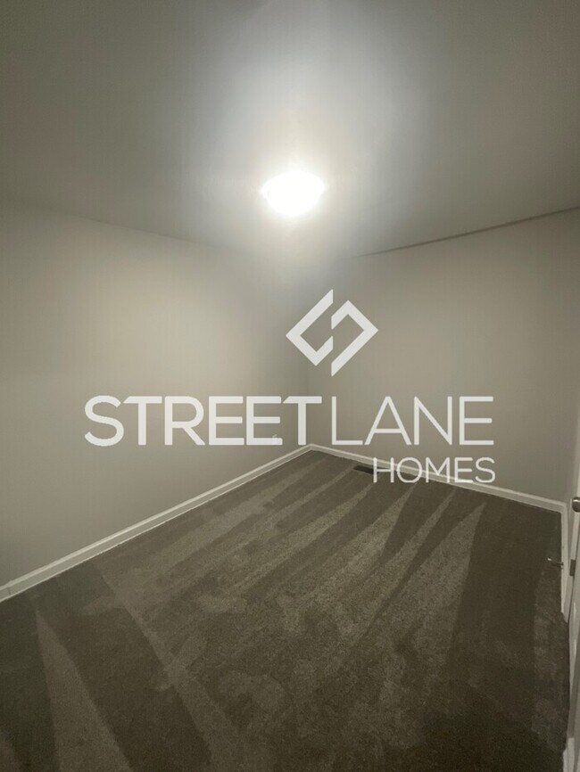 Building Photo - 1/2 MONTHS RENT FREE WITH A SIGNED LEASE B...