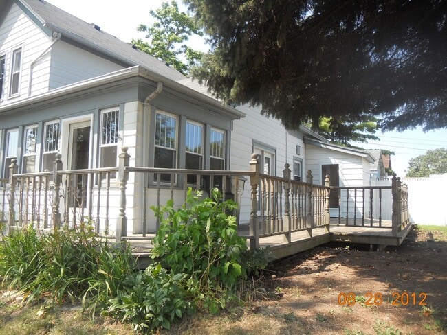 Building Photo - 417 Crooks Ave