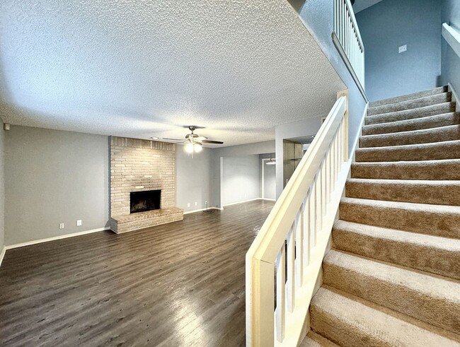 Building Photo - Cozy Townhome in Vista View