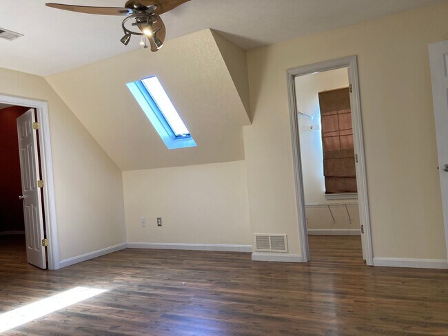 Building Photo - **Backyard offers Country Setting in City ...