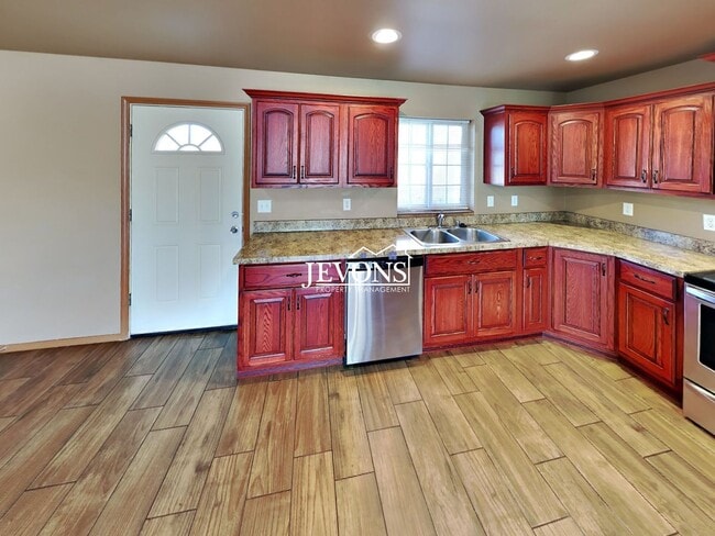 Building Photo - Spacious 3-Bedroom, 2-Bathroom Apartment in Central Yakima