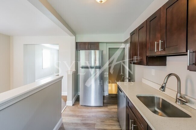 Building Photo - Charming 3 level townhome
