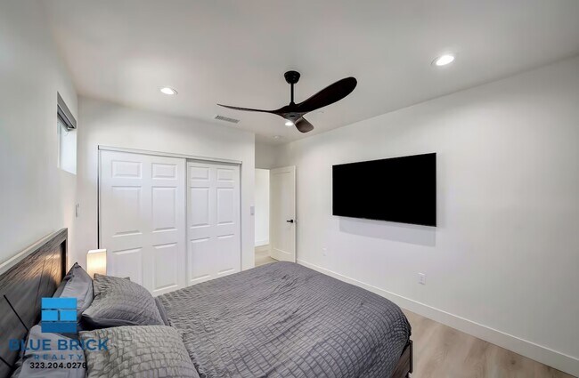 Building Photo - 5841 Vanalden Ave