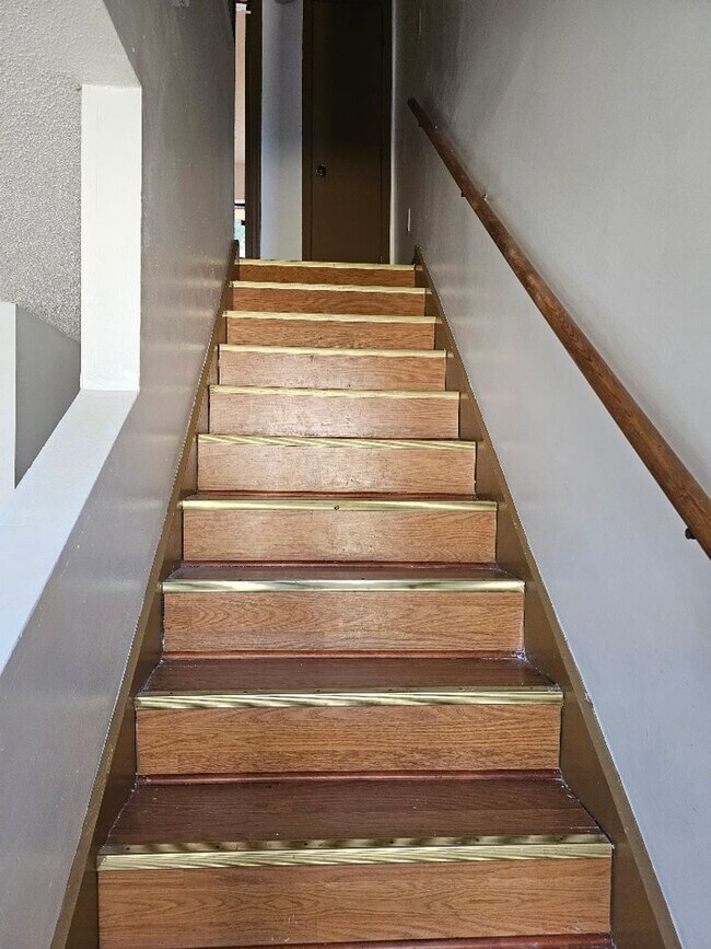 Building Photo - 2 BR TOWNHOME