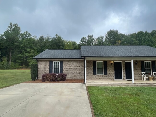 Building Photo - September 2nd - This 2 Bedroom 1 Bath Dupl...