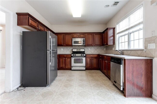 Building Photo - 910 Wendlebury Ct