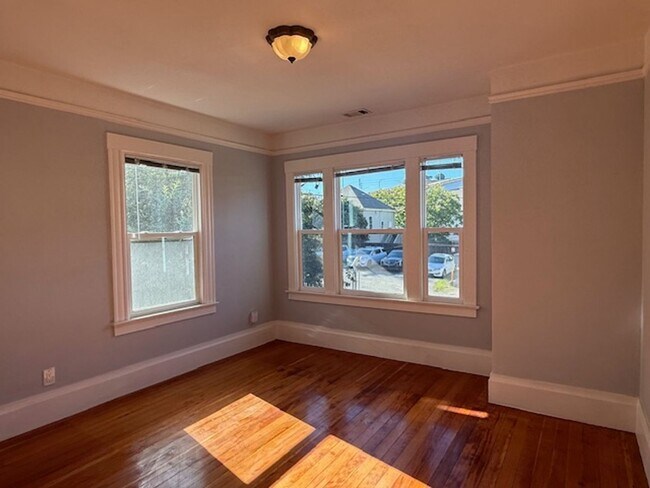 Building Photo - 513 2nd Ave