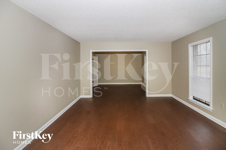 Building Photo - 3333 Summerhill Dr