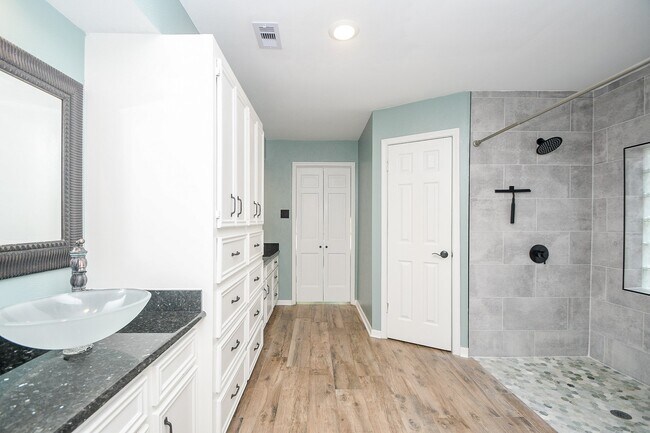 Building Photo - 1711 Earl of Dunmore St