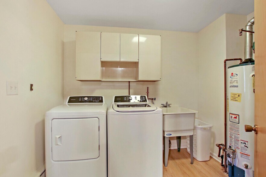 Building Photo - 435 Lynn Terrace