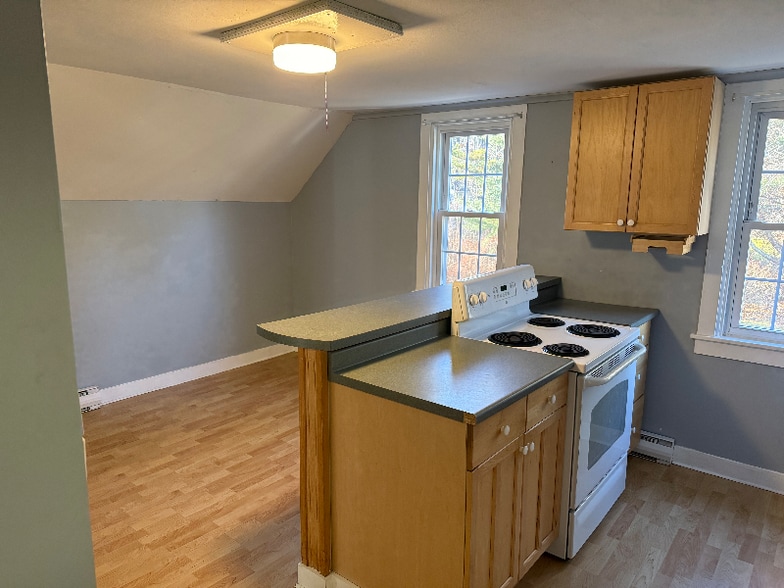 Building Photo - 302 Maine St