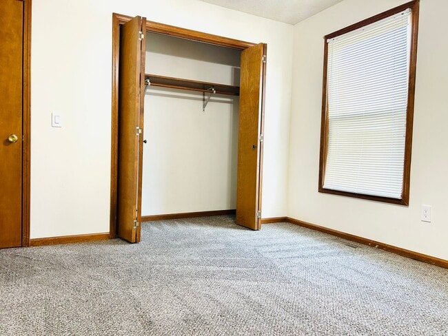 Building Photo - Convenient Location, Spacious Home