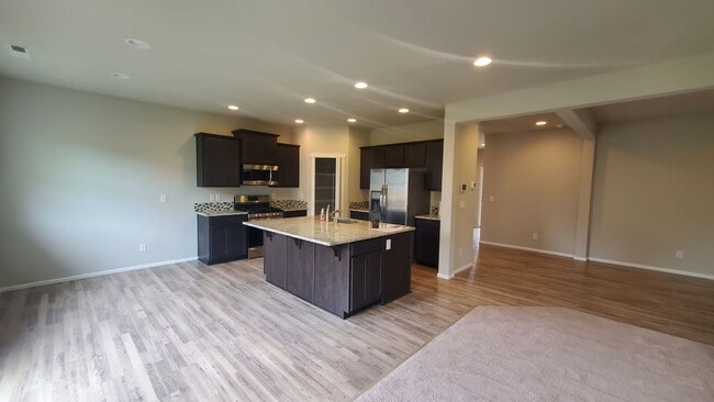 Building Photo - Beautiful Newer Puyallup Home You Will Not...