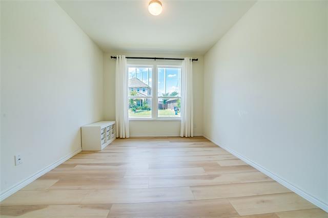 Building Photo - 405 Club House Dr