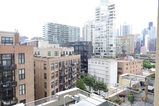 Building Photo - 720 N Larrabee St