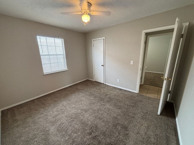 Building Photo - 2701 E 8th Ct