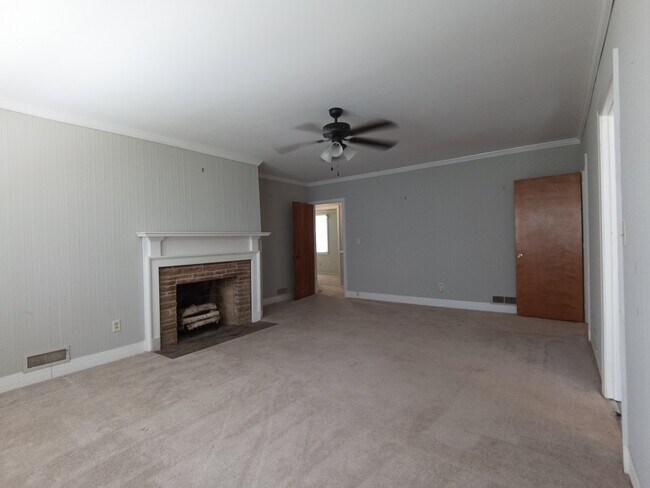 Building Photo - 109 Tanglewood Dr