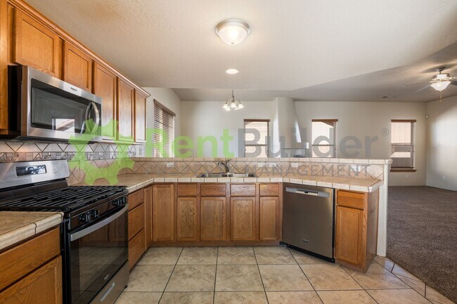 Building Photo - Model Perfect Living in Beautiful Loma Pinon