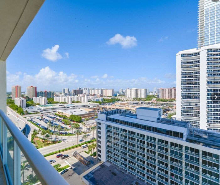 Building Photo - 16699 Collins Ave