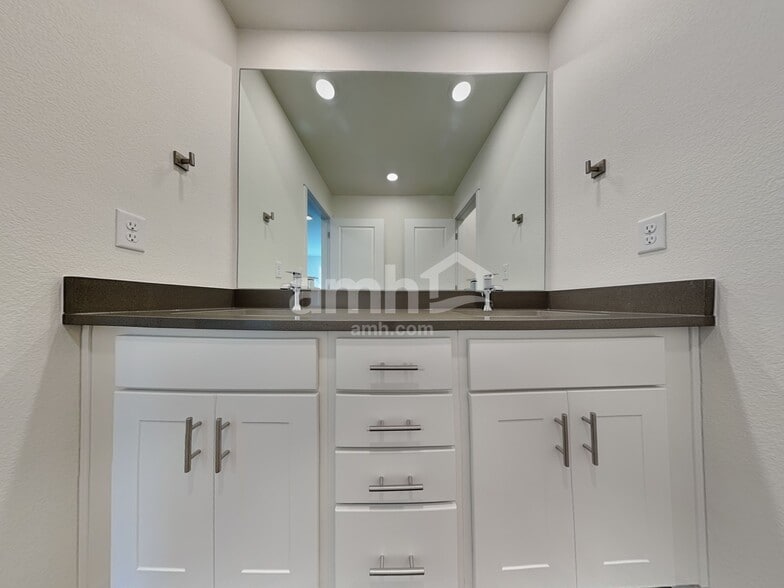 Building Photo - 11669 Logans Rdg Dr