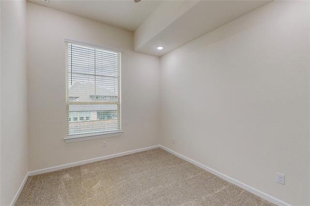 Building Photo - 16082 Doe Lk Dr