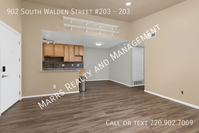 Building Photo - 902 S Walden St