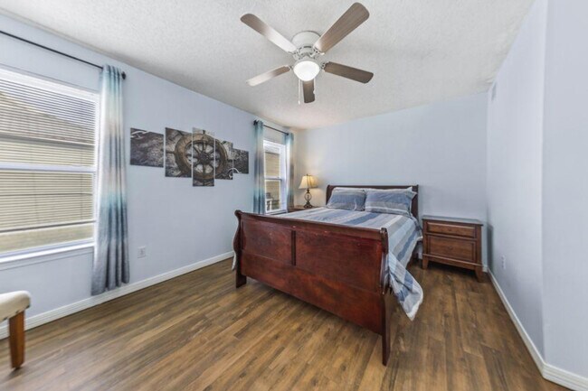 Building Photo - 1472 W Beach Blvd