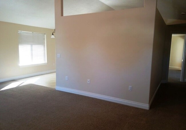 Building Photo - 3Bd/2Ba Single Story House - Available Soon!