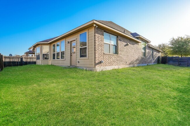 Building Photo - Bright, Spacious Living in an Inviting Home with Modern Finishes and Great Location