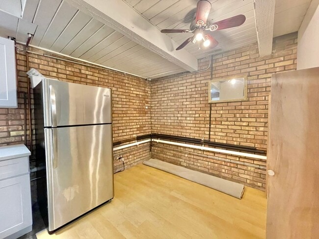 Building Photo - 806 S Loomis St