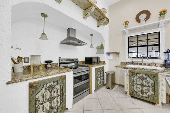 Building Photo - 825 Carpintero St