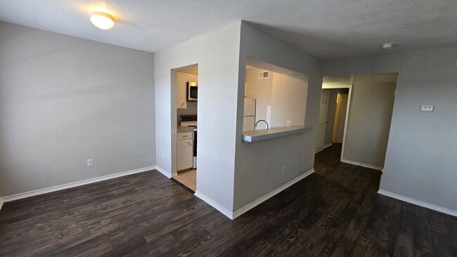 Building Photo - One bedroom one bath in Balcones Heights ready for move in!