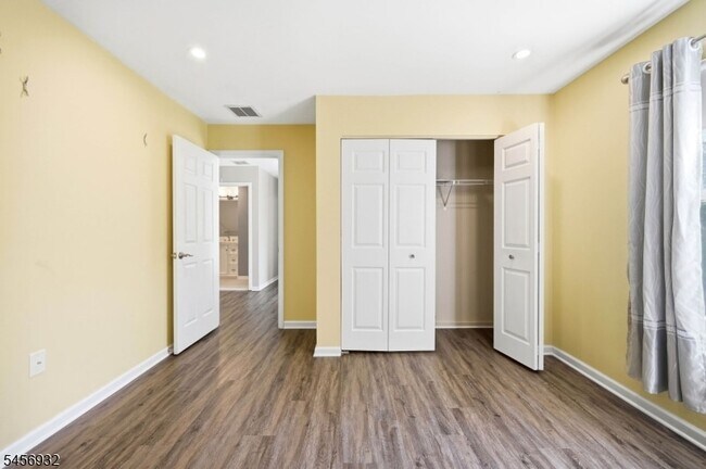 Building Photo - 81 Village Cir