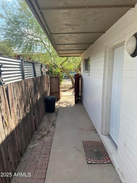 Building Photo - 828 W 2nd St