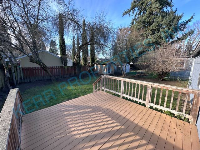 Building Photo - Charming 3-Bed Retreat in Milwaukie - Cozy 923 Sq Ft Haven!