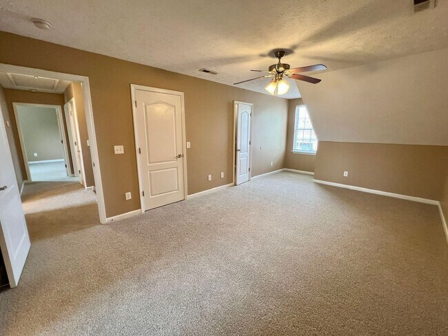 Building Photo - 3 Bedroom 2.5 Bath Home in Oxford Hall - South Murfreesboro *New Carpet*